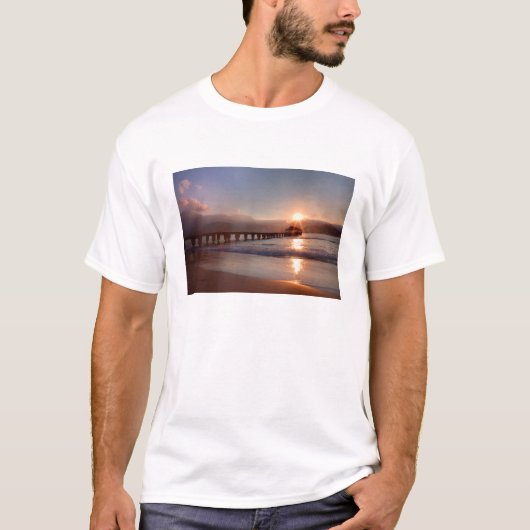 ハワイの日の入り時のビーチ桟橋 Tシャツ (正面)
