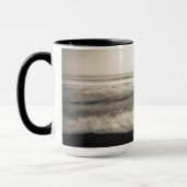 ハワイの白黒の海の風景 マグカップ (左)