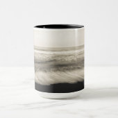 ハワイの白黒の海の風景 マグカップ (中央)