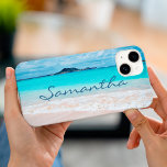 ハワイの青い海サンディビーチ写真あなたの名前を追加 iPhone 15ケース<br><div class="desc">海の空気の新鮮な塩の匂いを思い出させるこの色素晴らしの写真、名前の携帯電話のケパーソナライズされたースを使用する。空のハワイアンビーチの孤独を叫び、探索する。特別な素晴らし人に贈り物を！好きな名前を入力するだけで、この携帯電話のケースを簡単にパーソナライズできる。私は任意の製品にカスタマイズを提供する。質問や要望があれば私に連絡して下さい。</div>