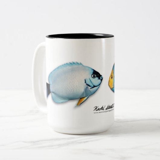 ハワイアンによって覆われるAngelfish、Genicanthusのpersonatus ツートーンマグカップ (正面左)