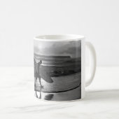 ハワイアンサーファーHeading Home, Black and White» コーヒーマグカップ (正面右)