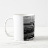 ハワイアンサーファーHeading Home, Black and White» コーヒーマグカップ (左)
