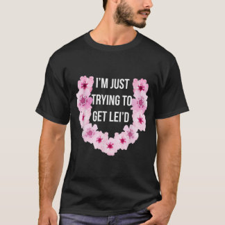 ハワイアン可愛い花をレイに食べさせようとしている Tシャツ