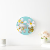 ハワイアン白プルメリアフラワーブルー ラウンド壁時計 (ホーム)