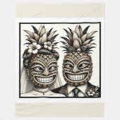 ハワイアン ウェディング タキシードとドレスの新郎新婦パイナップル ティキ ヘッド 結婚式 フリースブランケット (正面)