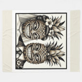 ハワイアン ウェディング タキシードとドレスの新郎新婦パイナップル ティキ ヘッド 結婚式 フリースブランケット (正面(横))