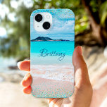 ハワイサンディビーチ海ブルー金ゴールド紙吹雪名 iPhone 15ケース<br><div class="desc">こ考えの名パーソナライズされた前の携帯ケースを使う毎に夏の。ハワイ楽しむの空のビーチの孤独と素晴らし、この鮮やかな色の海岸写真は、小さく輝くターコイズの青と金ゴールド、グラムの紙吹雪点で飾られた。特別な素晴らし人に贈り物を！好きな名前を入力するだけで、この携帯電話のケースを簡単にパーソナライズできる。質問や要望があれば私に連絡して下さい。</div>
