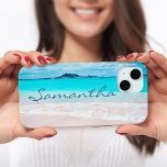 ハワイブルー海サンディビーチフォトモノグラム名 iPhone 15ケース<br><div class="desc">海の空気の新鮮な塩の匂いを思い出させるこの色素晴らしの写真、名前の携帯電話のケパーソナライズされたースを使用する。空のハワイアンビーチの孤独を叫び、探索する。特別な素晴らし人に贈り物を！好きな名前を入力するだけで、この携帯電話のケースを簡単にパーソナライズできる。私は任意の製品にカスタマイズを提供する。質問や要望があれば私に連絡して下さい。</div>