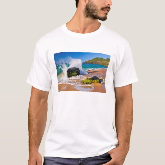 ハワイ州ビーチで波が衝突 Tシャツ (正面)