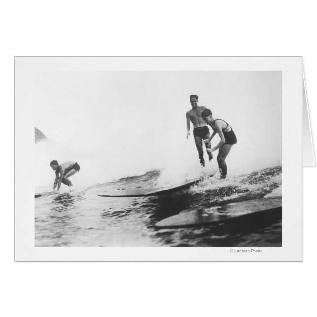 ハワイ州ホノルルのサーファーグループサーフィン (正面横)