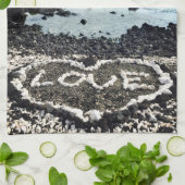 ハワイ黒砂ビーチコーラルラブハート写真 キッチンタオル (折り畳み)