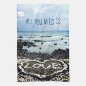 ハワイ黒砂ビーチコーラルラブハート写真 キッチンタオル (縦)