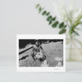 ハワイ – ココナッツハットの写真を作る男 ポストカード (スタンド正面)