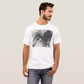 ハワード・ヒューズの操縦士が飛行機に乗り込む様子 Tシャツ (正面フル)