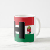 ハンガリーの旗および頂上のマグ コーヒーマグカップ (正面右)