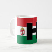 ハンガリーの旗および頂上のマグ コーヒーマグカップ (正面左)