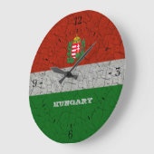 ハンガリーの腕のコートが贈り物にひびグランジを入れる ラージ壁時計 (傾斜)