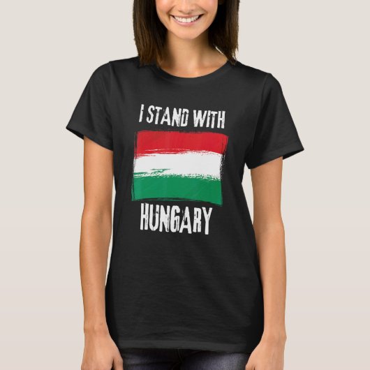 ハンガリー国旗と共に立つ Tシャツ (正面)