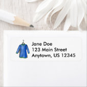 ハンガークローゼットの上の青いシャツのドレスファッションラベル ラベル (インサイチュ)