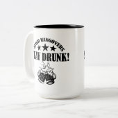 ハングオーバー滞在飲、飲みおもしろい引用文を避ける ツートーンマグカップ (正面左)