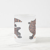 ハングリーギラモンスタントリザード漫画イラストレーション フロストグラスマグカップ (中央)