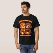 ハング・イン・ゼア ヒーロー かわいいおさるさんの友情 Tシャツ (正面フル)