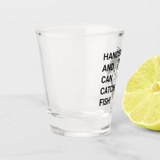 ハンサムで魚の大きなベースをキャッチできる ショットグラス (左)