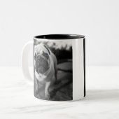 ハンサムなパグ ツートーンマグカップ (正面左)