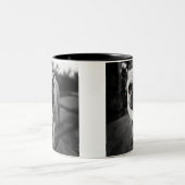 ハンサムなパグ ツートーンマグカップ (中央)