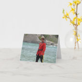 ハンサムなマウンティハッピーカナダデーおもしろい写真 カード (黄色い花)