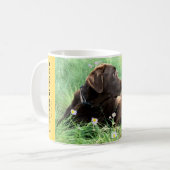ハンサムなラブラドールレトリバーポートレートインフラワーズ コーヒーマグカップ (正面左)