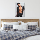 ハンサムな若い男性モデル伸ばしキャンバス キャンバスプリント (インサイチュ (寝室))