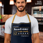 ハンサム&カン調理師メンズネイビーブルーファーザーズデー エプロン<br><div class="desc">Your dad will love this classy apron by JessicaAmber. This funny men's apron in navy blue features a stylish gold and white title that says 'Handsome & Can Cook', with a space at the top and bottom for the wearer's name and the year. You can customise all text. Gold edges...</div>