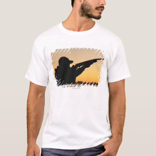 ハンターおよび銃 Tシャツ