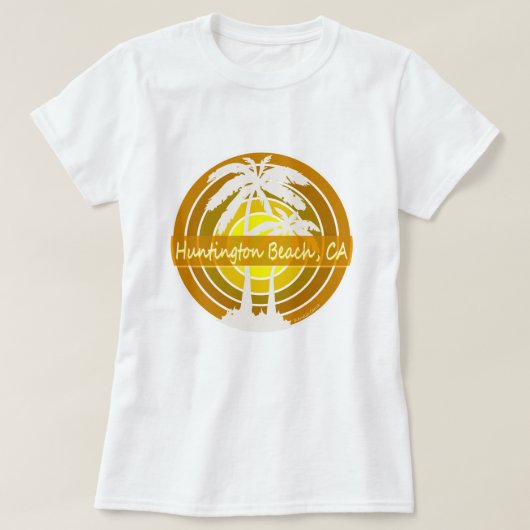 ハンチングトンビーチ、ヤシの木とのカリフォルニア Tシャツ (デザイン正面)