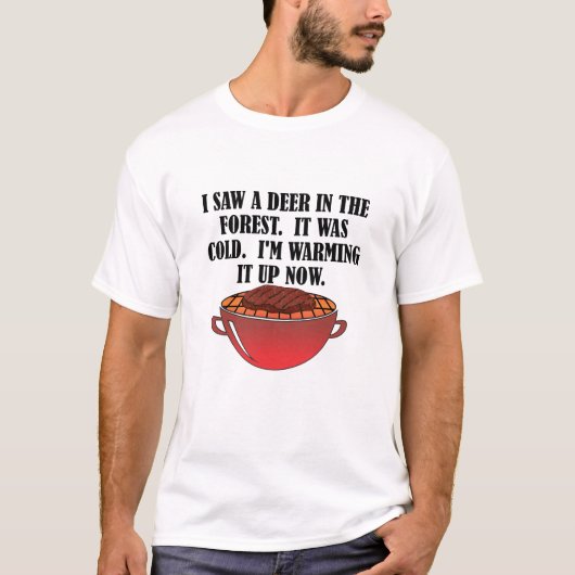 ハンティングで温まった鹿の面白いハンティングTシャツ Tシャツ (正面)