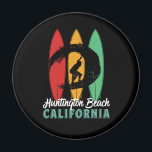 ハンティントンビーチカリフォルニアヴィンテージレトロサーフィン マグネット<br><div class="desc">ヴィンテージサーフィンを愛し、海波に乗るサーファーのためのレトロなサーフボードデザイン。夏カッコいいの休日、春のブレーク商品の人のための熱い日楽しむ、熱帯の天気、ヤシの木の下で日光浴。ビーチグランジパーティーを楽しんで焚き火を歌いながら衣服にのまわりにデザインする。お土産素晴らし、クリスマスプレゼント、誕生日プレゼントあなたの家族や友人のための楽しむサーフィンスポーツ。</div>