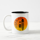 ハンティントンビーチサーフボードとサンセット» ツートーンマグカップ (左)