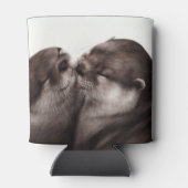 ハンドオ絵を描ータ – テンダーモーメント野生動物アート 缶クーラー (裏面)