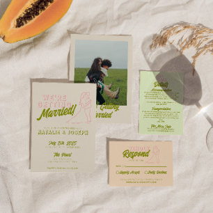 ハンドドローカラフルドファンキーはっきりした結婚レトロ 招待状