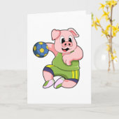 ハンドボール選手として描かれた豚とハンドボール カード (黄色い花)
