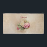 ハンド色彩の鮮やかスタイルヴィンテージピンクとホワイトローズ デスクマット<br><div class="desc">美しいヴィンテージの手色彩の鮮やかスタイルピンクと白いバラが柔らかい中性の背景に咲く。あなたの名前またはモノグラムでパーソナライズしもして、望ましい。</div>