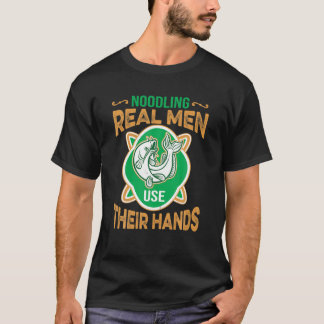 ハンド・ヌードリング - 本物の男は手を使う 面白いナマズ Tシャツ