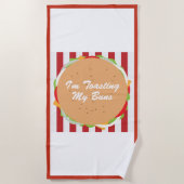 ハンバーグパンかわいい赤ストライプの白カフェかわいいおもしろい ビーチタオル (正面)