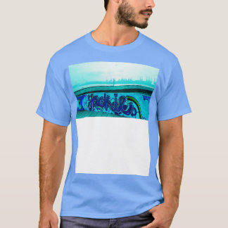 ハンブルク港前のブルーグラフィティとクレーン Tシャツ