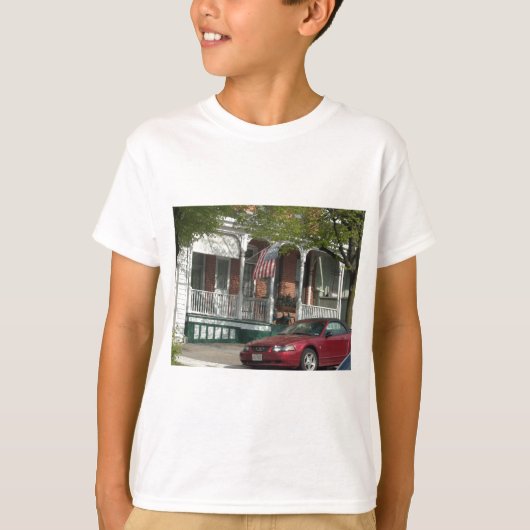 ハンプデンのムスタングそして米国旗 Tシャツ (正面)
