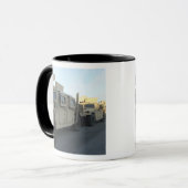 ハンベはモレヘッドシティの桟橋に座る マグカップ (正面左)