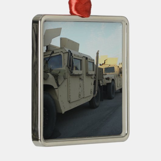 ハンベはモレヘッドシティの桟橋に座る メタルオーナメント (右)