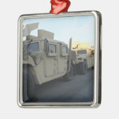 ハンベはモレヘッドシティの桟橋に座る メタルオーナメント (左)